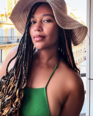 Alana Monteiro Instagram - Bonsoir 💚💚💚
