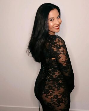 Alana Monteiro Instagram - HAPPY NEW YEAR 🥳🖤💫⚡️🌑

DRESS @HOUSEOFCB 👗 
LIPSTICK @CLINIQUE 💄