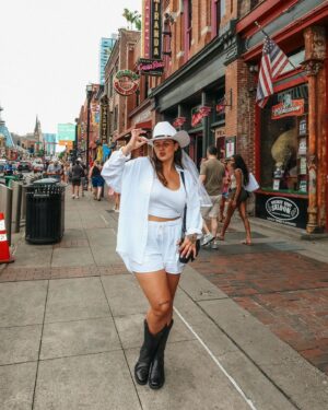 Alanis Desilets Instagram - NASHVILLE. 🤠
Une ville remplie de TOUT ce que j'aime.🥹🤎
Forever grateful de ce week-end avec mes girls, j'ai pas de mot. Quelle chance. 👰🏽

#bachelorette

📸 @cam_ds merci ma douce pour les souvenirs