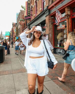 Alanis Desilets Instagram - NASHVILLE. 🤠
Une ville remplie de TOUT ce que j'aime.🥹🤎
Forever grateful de ce week-end avec mes girls, j'ai pas de mot. Quelle chance. 👰🏽

#bachelorette

📸 @cam_ds merci ma douce pour les souvenirs