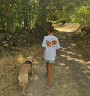 Alba Carrillo Instagram - Ser afortunado es una suerte pero ser consciente de ello es la verdadera dicha. El río, mi hijo, mis padres, mis perros, el camino, las piedras calientes bajo mis pies, el agua helada, las risas saltando de bomba con Lucas, el verde de los prados, el sol sobre nosotros, los primeros largos de Legend… 🐾👣#sehacecaminoalandar 🏞️🦦🌳☀️💦⛰️