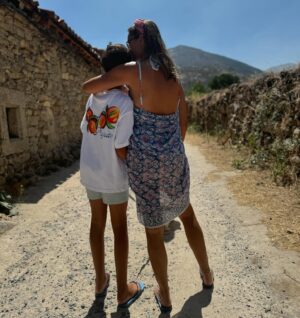 Alba Carrillo Instagram - Ser afortunado es una suerte pero ser consciente de ello es la verdadera dicha. El río, mi hijo, mis padres, mis perros, el camino, las piedras calientes bajo mis pies, el agua helada, las risas saltando de bomba con Lucas, el verde de los prados, el sol sobre nosotros, los primeros largos de Legend… 🐾👣#sehacecaminoalandar 🏞️🦦🌳☀️💦⛰️