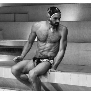 Alban Lenoir Instagram - Photo by @carolinajaramillophoto 🙏🏼❤️#lescrevettespailletees 🌈🦐🤽🏻‍♂️🎬
Au cinéma! #gay #waterpolo #movie #happy #workout #fit