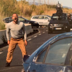 Alban Lenoir Instagram - Quand tu vois partir la R21 avec un pilote... 🚗@cinecascade 🔥
#balleperdue #netflix @guillaume_pierret