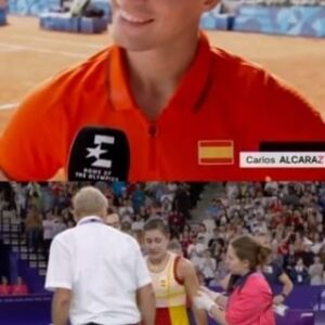 Albert Rivera Instagram - Los grandes competidores, los grandes líderes, los grandes demócratas, no se miden solo por cómo ganan, sobre todo se distinguen por cómo pierden. 

@carlitosalcarazz, a pesar de haber ganado ya casi todo con tan solo 21 años, y @carolinamarin, la mejor jugadora de bádminton de nuestra historia y una referencia mundial en la última década, anhelan la victoria y lloran la derrota, saben el esfuerzo que hay detrás de esas pocas oportunidades que te brinda la vida. 

Saben ganar y saben perder. Por eso son y serán referencia en el deporte, y por eso son ídolos en valores para nuestra sociedad, especialmente para nuestros jóvenes.

En un mundo cada vez más inmediato, simplista y más alérgico al esfuerzo y al sacrificio, con más filtros y más píldoras de falsa felicidad, a pesar de que nos sabe mal verles sufrir, también nos reconforta saber que todavía hay esperanza en muchos jóvenes referentes que siguen persiguiendo con esfuerzo la victoria y aceptando la derrota, soñando con alcanzar cada día la cima pero disfrutando y valorando el camino, aunque duela.

Eran grandes hasta ayer, para mí son más grandes hoy si cabe. 

Larga vida a la épica de la victoria y la derrota. Pero sin perder de vista, como decía el premio Nobel Rudyard Kipling- tal y como reza en la entrada de los jugadores a la pista central de Wimbledon- que ambos son dos grandes impostores. 

Ni somos los mejores en la victoria ni los peores en la derrota, somos los mismos. Habrá muchas más victorias de Carlos Alcaraz y Carolina Marín, a por ello, campeones ❤️💛❤️. 

#liderazgo #valores #JJOO #Tenis #badminton