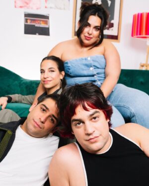 Albert Salazar Instagram - Todas las veces que me enamoré yo de esta gente! ❤️ 

Mi ropita de:
@areacg 
@cosstores 
@rebeccatsuki

📷 @carla_on_set