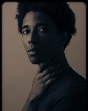 Alberto Boubakar Malanchino Instagram - 30 anni. Ho gli occhi di mia madre e le mani di mio padre. Foto scattata prima dello starnuto. Daje graminacee 🌿

@virginiabrown___ 🖤