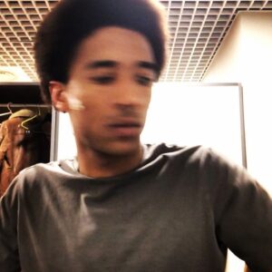 Alberto Boubakar Malanchino Instagram - Facce intelligenti/
Smorfie ineluttabili/

Pronti per la 3’… 💣

@teatrostabile_torino 

#riccardoiii #tyrrell