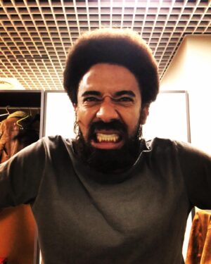 Alberto Boubakar Malanchino Instagram - Facce intelligenti/
Smorfie ineluttabili/

Pronti per la 3’… 💣

@teatrostabile_torino 

#riccardoiii #tyrrell