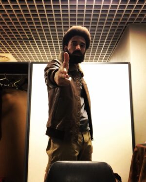 Alberto Boubakar Malanchino Instagram - Facce intelligenti/
Smorfie ineluttabili/

Pronti per la 3’… 💣

@teatrostabile_torino 

#riccardoiii #tyrrell