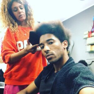 Alberto Boubakar Malanchino Instagram - “SID - fin qui tutto bene”(?)
Ditemelo voi! 

18-23 Ottobre/ @teatrofrancoparenti 

Thx: @helenstudio_hairstylist & @streetbarberx per la freschezza 🖤

#cut