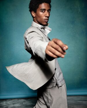Alberto Boubakar Malanchino Instagram - Un po’ Doctor Strange, un po’ Doc, un po’ quello che ve pare. Sto. 

👑: @giorgioarmani 

Tocco magico: @amilcareincalza 

St: @gloriaripamonti 

@whynotmodels