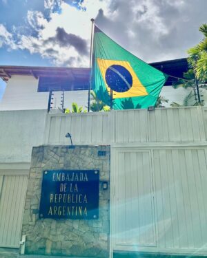 Alberto Fernández Instagram - Esto se llama solidaridad y compromiso. El gobierno del presidente @lulaoficial se hizo cargo de la embajada argentina en Caracas para evitar que violentos ingresen y sustraigan a quienes allí están asilados. Esto es diplomacia de la mejor calidad. Gracias @LulaOficial por preservar la soberanía argentina y la integridad de quienes están en esa embajada. Mí disculpas por el maltrato al que el gobierno libertario te ha sometido.

#Brasil
#Venezuela