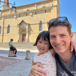 Alberto Mondi Instagram - 오늘 광복절, 이탈리아에서도 성모 마리아의 승천을 기념하는 Ferragosto 페라고스토라는 명절이에요. 

아이들과 이탈리아 소도시들을 구경하면서 독일 나치와 싸웠던 이탈리아 독립 운동가들의 이야기를 많이 접했는데 레오, 아라에게 설명하기 위해서 일제강점기, 한국 독립운동 이야기를 자주 했어요. 

지금 우리 누릴 수 있는 자유, 즐거운 순간들 모두 그 분들의 희생 덕분이라는 것, 그래서 감사하는 마음으로 살아야 한다는 것을 아이들에게 말해 주면서 가슴 한쪽이 슬프기도 하고 뿌듯하기도 했어요. 

모두 의미있는 광복절 보내세요! 🇰🇷