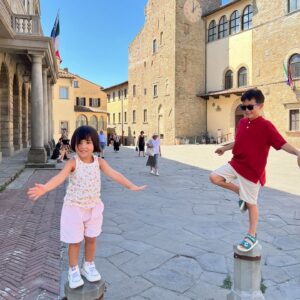 Alberto Mondi Instagram - 오늘 광복절, 이탈리아에서도 성모 마리아의 승천을 기념하는 Ferragosto 페라고스토라는 명절이에요. 

아이들과 이탈리아 소도시들을 구경하면서 독일 나치와 싸웠던 이탈리아 독립 운동가들의 이야기를 많이 접했는데 레오, 아라에게 설명하기 위해서 일제강점기, 한국 독립운동 이야기를 자주 했어요. 

지금 우리 누릴 수 있는 자유, 즐거운 순간들 모두 그 분들의 희생 덕분이라는 것, 그래서 감사하는 마음으로 살아야 한다는 것을 아이들에게 말해 주면서 가슴 한쪽이 슬프기도 하고 뿌듯하기도 했어요. 

모두 의미있는 광복절 보내세요! 🇰🇷