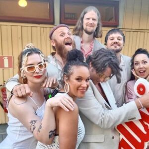 Albin Lee Meldau Instagram - TACK FÖR OSS SKANSEN!!! Vilken ära att få stå på denna scen med @mollyhammar och mitt eget band! Det glömmer vi sent ❤️

Hela programmet å min spelning efteråt på Allsångsscenen finns ute på SVT play!