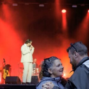 Albin Lee Meldau Instagram - Hommage På Svenska à la GRAND FINALE! En spelning utöver det vanliga med mitt första frieri (dessvärre inte till mig), min första vals (återigen inte med mig) å min första stage crasher (denna var faktiskt ägnad åt mig!!)

STORT TACK till samtliga medverkande och till alla er som var med och avslutade HPS på bästa sätt! Kommer att minnas denna afton en lång tid framöver ❤️❤️❤️❤️❤️

Kapellmästare, gitarr: @simonsofelde 
Piano, trummor: @kallestenbacken 
Kontrabas: @diskbengt 
Träblås, percussion: @axelcrone & Joakim Rolandsson
Cello: @manuelaferrao 
Violin, sång: @amelieevmark 
Ljud, ljus & TM: @cesarwehlander @mickethenor @pisonenterprises & Christian Irestad