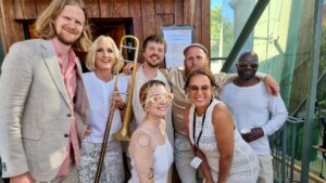 Albin Lee Meldau Instagram - TACK FÖR OSS SKANSEN!!! Vilken ära att få stå på denna scen med @mollyhammar och mitt eget band! Det glömmer vi sent ❤️

Hela programmet å min spelning efteråt på Allsångsscenen finns ute på SVT play!