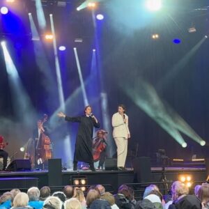 Albin Lee Meldau Instagram - Hommage På Svenska à la GRAND FINALE! En spelning utöver det vanliga med mitt första frieri (dessvärre inte till mig), min första vals (återigen inte med mig) å min första stage crasher (denna var faktiskt ägnad åt mig!!)

STORT TACK till samtliga medverkande och till alla er som var med och avslutade HPS på bästa sätt! Kommer att minnas denna afton en lång tid framöver ❤️❤️❤️❤️❤️

Kapellmästare, gitarr: @simonsofelde 
Piano, trummor: @kallestenbacken 
Kontrabas: @diskbengt 
Träblås, percussion: @axelcrone & Joakim Rolandsson
Cello: @manuelaferrao 
Violin, sång: @amelieevmark 
Ljud, ljus & TM: @cesarwehlander @mickethenor @pisonenterprises & Christian Irestad