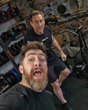 Aldo Kane Instagram - Morning session with @jason_carl_fox in the bag before heading to the England v Wales match. 🏉 

@redrosesrugby #guinnessw6n @womenssixnations @uksupremefitness