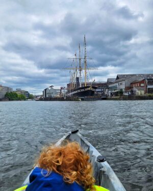 Aldo Kane Instagram - Morning paddle around Bristol Harbour. The wee man's first Riverine Op 🥷 🛶 🤣

Met @annawmson and the other wee man for lunch then raced them back to the launch. 😍

#bristolharbour #kayaking #getoutside  #expeditionmini