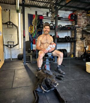 Aldo Kane Instagram - Had a couple of days off, now back at it with a new training partner 🤣💪🏽

#Expeditionfit #fitness #homegym