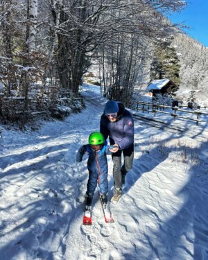 Aldo Kane Instagram - Wholesome day in the mountains! ⛷️ solid solo ski morning followed by getting the wee man on Skis for the first time! 😍🤩

Tomorrow, he gets a real instructor who can actually teach/ski 🤣.

#chamonix #shouldhavebeeninthejungle #skiing #mountains 
@annawmson