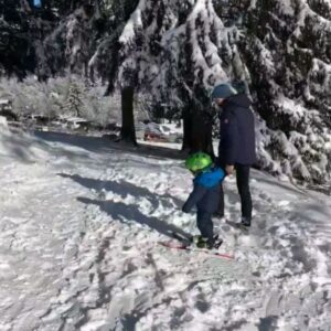 Aldo Kane Instagram - Wholesome day in the mountains! ⛷️ solid solo ski morning followed by getting the wee man on Skis for the first time! 😍🤩

Tomorrow, he gets a real instructor who can actually teach/ski 🤣.

#chamonix #shouldhavebeeninthejungle #skiing #mountains 
@annawmson