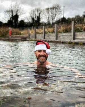 Aldo Kane Instagram - Merry Christmas everyone! Cold Water dunk and its blowing a hoolie. 🥶 

Thanks to @justpondering2022 for the use of the pond and bringing the pain! 

#coldwater #therapy @annawmson #Christmas23