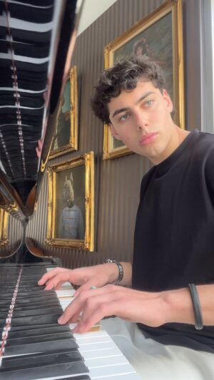 Alec Golinger Instagram - Ode To Vivian 🎹 🎵 
*
*
*
#calm #relaxing #relax #chill #vibes #escape #piano #music #song #cover #musician #patrickwatson #escape