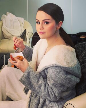 Aleen Keshishian Instagram - ♥️ @selenagomez @rarebeauty #criticschoiceawards #onionrings 😏