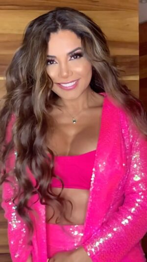 Aleida Núñez Instagram - 💕💖💞 Siempre es bueno hacer un diseño y cambio en tu cabello @glamstyle.hairstudio  #extensiones las mejores  @pedroaudelo peinado 💓maquillaje @marcoviniciozaldivar #barbie