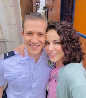Alejandra Ambrosi Instagram - Julio que bonito la pasamos chingao! 💃🏻🙌 
1. Un clásico… la foto de camper que le llaman.. 🎬
2. El antes de irnos a celebrar nuestro inicio de grabaciones de #elpreciodeamarte 📹
3. El después… creen que la pasamos bien? 🤣
4. Con mi querido compañero de escena @alvarez_rebeil 
5. Claquetazo de #elpreciodeamarte con mi admirada @carmenarmendariz 
6. Ah pero que tal unos antojitos veracruzanos?! De camino Marce en Naolinco con @epyvelez y @antonaraiza 
7. A celebrar la vida en @cabaretmexico con my darling @zinat 
8. La expo de mi súper amiga @pilitas 
9. Ula my love 🐶❤️