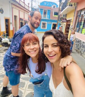Alejandra Ambrosi Instagram - Julio que bonito la pasamos chingao! 💃🏻🙌 
1. Un clásico… la foto de camper que le llaman.. 🎬
2. El antes de irnos a celebrar nuestro inicio de grabaciones de #elpreciodeamarte 📹
3. El después… creen que la pasamos bien? 🤣
4. Con mi querido compañero de escena @alvarez_rebeil 
5. Claquetazo de #elpreciodeamarte con mi admirada @carmenarmendariz 
6. Ah pero que tal unos antojitos veracruzanos?! De camino Marce en Naolinco con @epyvelez y @antonaraiza 
7. A celebrar la vida en @cabaretmexico con my darling @zinat 
8. La expo de mi súper amiga @pilitas 
9. Ula my love 🐶❤️