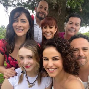 Alejandra Ambrosi Instagram - Emocionante #claquetazo oficial de #elpreciodeamarte 🙌💫 A disfrutar esta aventura junt@s que muy pronto podrán disfrutar por @canalestrellas 
 GRACIAS a TOD@S los involucrados!!! Con todooo!! 👊❤️
