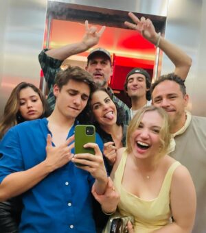 Alejandra Ambrosi Instagram - Julio que bonito la pasamos chingao! 💃🏻🙌 
1. Un clásico… la foto de camper que le llaman.. 🎬
2. El antes de irnos a celebrar nuestro inicio de grabaciones de #elpreciodeamarte 📹
3. El después… creen que la pasamos bien? 🤣
4. Con mi querido compañero de escena @alvarez_rebeil 
5. Claquetazo de #elpreciodeamarte con mi admirada @carmenarmendariz 
6. Ah pero que tal unos antojitos veracruzanos?! De camino Marce en Naolinco con @epyvelez y @antonaraiza 
7. A celebrar la vida en @cabaretmexico con my darling @zinat 
8. La expo de mi súper amiga @pilitas 
9. Ula my love 🐶❤️