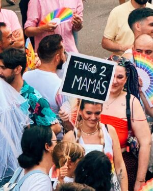 Alejandra Castelló González Instagram - El amor no es un crimen 🏳️‍🌈
.
Gracias @flywithlevel por dejarme un año más vivir el orgullo de Barcelona de forma única.
.
#orgullo #orgullobarcelona #lgtbiq #homofobia #amor #loveislove #yosoloveoamor