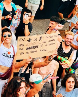 Alejandra Castelló González Instagram - El amor no es un crimen 🏳️‍🌈
.
Gracias @flywithlevel por dejarme un año más vivir el orgullo de Barcelona de forma única.
.
#orgullo #orgullobarcelona #lgtbiq #homofobia #amor #loveislove #yosoloveoamor