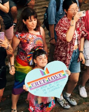 Alejandra Castelló González Instagram - El amor no es un crimen 🏳️‍🌈
.
Gracias @flywithlevel por dejarme un año más vivir el orgullo de Barcelona de forma única.
.
#orgullo #orgullobarcelona #lgtbiq #homofobia #amor #loveislove #yosoloveoamor
