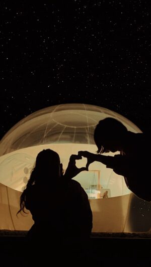 Alejandra Castelló González Instagram - 24 horas viviendo en una burbuja!!! 🫧
.
Un maravilla, y la noche viendo las estrellas, mágica!
Y si, ya me adelanto, la burbuja tiene aire acondicionado, pero en pleno agosto tuvimos que dormir con la calefacción, otra fantasía!
.
🏕️ @nomadingcamp 
.
#hotelburbuja #hotelburbujaespaña #campingburbuja #andorra #seudurgell #camping