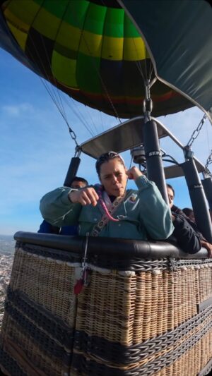 Alejandra Lara Instagram - En lugar de descansar después de mi pelea, madrugamos a celebrar de la manera más increíble 🎈✨🍾 de la mano de los mejores @vivevuelateotihuacan 🩵