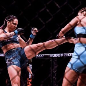 Alejandra Lara Instagram - Gracias a mi oponente @silvanalamalvada_ufc por esa increíble pelea que nos aventamos 🙌🏼✨ 5 rounds de dejarlo todo en la jaula 👊🏼🔥 Gracias @budosento por esta oportunidad y a todos los que han hecho parte de este proceso @cameronshayne @themelayneshayne  @hoodleermtz gracias por estar en mi esquina y sacar lo mejor de mí 🫡🫶🏼 A todos los que aportaron tanto en mi Camp @franciscograssolobo @lobogymma @delta.martialarts @samuraifc @budokonuniversity @atletixgdl 🙏🏼✨ A mis queridos amigos por su apoyo incondicional @indomitus_ftb @primitiva_bbb @garden.kuuts @medicobelico y a mi amor @firewwme 🩵 Esto es un nuevo comienzo, renaciendo de las cenizas para volar muy alto 🐦‍🔥 ¿Cual fue su foto favorita?
.
.
.
#ColombianFighter #DeMedellinparaelmundo #BlueFire #AzulMMA