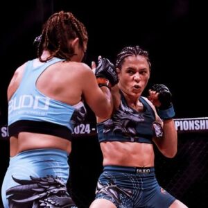 Alejandra Lara Instagram - Gracias a mi oponente @silvanalamalvada_ufc por esa increíble pelea que nos aventamos 🙌🏼✨ 5 rounds de dejarlo todo en la jaula 👊🏼🔥 Gracias @budosento por esta oportunidad y a todos los que han hecho parte de este proceso @cameronshayne @themelayneshayne  @hoodleermtz gracias por estar en mi esquina y sacar lo mejor de mí 🫡🫶🏼 A todos los que aportaron tanto en mi Camp @franciscograssolobo @lobogymma @delta.martialarts @samuraifc @budokonuniversity @atletixgdl 🙏🏼✨ A mis queridos amigos por su apoyo incondicional @indomitus_ftb @primitiva_bbb @garden.kuuts @medicobelico y a mi amor @firewwme 🩵 Esto es un nuevo comienzo, renaciendo de las cenizas para volar muy alto 🐦‍🔥 ¿Cual fue su foto favorita?
.
.
.
#ColombianFighter #DeMedellinparaelmundo #BlueFire #AzulMMA