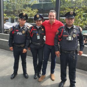 Alejandro Ávila Instagram - Una foto con tres buenos  seres humanos,  con tres buenos elementos,  Gracias por su servicio 👍🏻 👏  #pbi #ssc