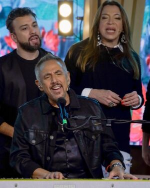 Alejandro Lerner Instagram - Graciassss #MorfiTelefe @telefe por la invitación! La pasamos muy bien!! Gracias @lizytagliani y @dieleuco !! 

Nos vemos este miércoles en @latrastiendaoficial #EncuentrosCercanos 💜

#AlejandroLerner