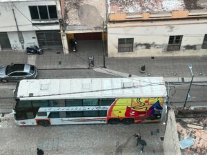 Alejandro Lerner Instagram - Ya estamos saliendo para La Rioja nos despedimos de esta Maravillosa Catamarca despues de un concierto Magico con un teatro lleno de Amor y de Emoción Abajo nuestro micro nos espera otra ruta otros paisajes  Gracia Dios mio  la vocacion es una bendicion! Cada dia es una Revolucion de Amor y Agradecimiento !!! Viva la Patria!!!