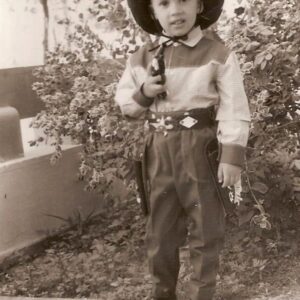 Alejandro Lerner Instagram - Una ceremonia que se repite cada vez que llego a Mi Santiago, Ir y besar la casa de mis Abuelos donde crecieron mi Madre y mi tio Gregorio

La misma casa donde me saqué la foto disfrazado de cowboy a mis 4 años y los chapuzones en la pileta de lona al lado del gallinero.
Santiago siempre, gracias por mantener viva las raices de mi familia! 
Santiago sos parte fundamental de mi identidad!!!
Nos volveremos a ver!
