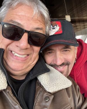 Alejandro Lerner Instagram - Hoy vuelvo a tocar y compartir escenario con mi Hermano del Alma Jorge Alfano#el de Solopororo Sandra Todo a Pulmon Lernertres y  mas mas y mas y Padrino de Mis hijos La vida es compartir !!! El Amor que das y el que recivis!!!
Un Dialogo constante con el Universo!!