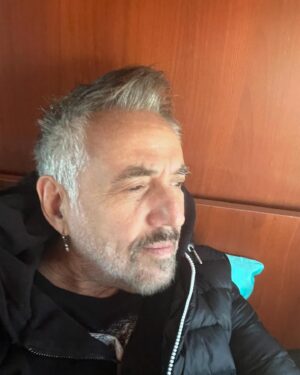 Alejandro Lerner Instagram - En esta Argentina donde los acusados acusan a los jueces, donde los que se roban la comida de los pobres piden explicaciones.
Uno se sube a su sueño y le da para adelante.
Generar trabajo, abrir caminos , a pesar de o a favor de.
Son mas 70 conciertos que vengo produciendo con mi equipo a lo largo y ancho de nuestro país con absoluta independencia.
Auto gestado auto financiado.
En las buenas y en las no tan buenas.
Con unos cojones que hacen a la diferencia.
Somos mas de 20 compañeros del camino que se suben al
Micro cada fin de semana.
Musicos Managers tecnicos choferes
A eso le sumamos los que trabajan en cada uno de lo teatros, en las promociones katering las radios que nos apoyan ,los medios.
Hoteles restaurantes
Los provedores de tecnica luces y sonido pantalla, en cada concierto.🎶 
Los que arman y desarman nuestros escenarios.
Un sueño genera cientos de voluntades, cuando hay ganas de trabajar y compartir.
Ademas esta nuestro publico, mi gente, 
Mi pais . 
Nuestro pais no este pais.
Uds con su esfuerzo nos permiten  dar otra vuelta a este territorio bendito.  Gracias Gracias Gracias.
Bendito a pesar de tanta falta de amor y de sensibilidad ante la necesidad ajena.
Quizas por que es ajena es que nos siguen ultrajando.
Cuando el Afano se establece se vuelve cultural
Y eso no lo arregla un gobierno, eso lo tenemos que corregir entre todos
Un dia nos va a sorpender que nos roben los derechos, la ayuda y las ilusiones .
Un dia los pobres dejaran de ser un porcentaje y se convertian finalmente en compatriotas.
El dia que cada sueño sea para
Compartir y mejorarnos habra mas gente sonriendo y agradeciendo.
Me voy a laburar
Gracias siempre!!!
Que Dios nos bendiga Mi Argentina Querida!!!!
Nos hace mucha pero mucha falta
Amen!!!
