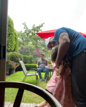 Alejandro Nones Instagram - El juego se trata de poner el timer de la cámara, salir corriendo y pierde el que sale en la foto 🤪☺️☺️. Las niñas felices no pararon de reír y de hacer trampa. La mejor foto es la última. La canción fue la que ellas escogieron